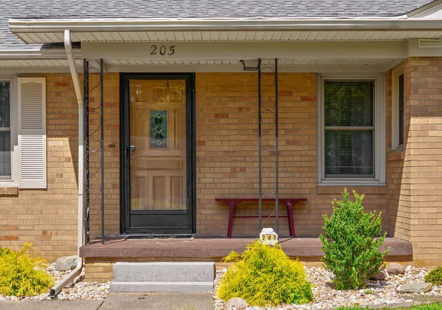 Photo 3 of Single family home for sale at 205 Sherwood Dr, Hopkinsville, KY 42240 | MLS# 3592556 | Listing updated on 2026-10-02