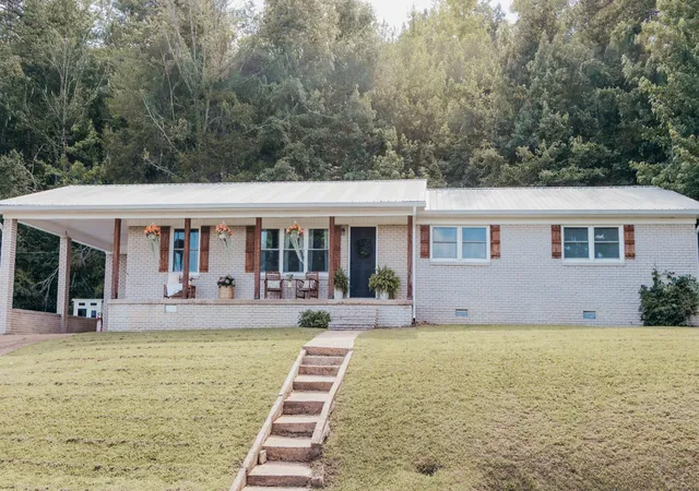 Photo 1 of Single family home for sale at 618 S High St, Waynesboro, TN 38485 | MLS# 3592576 | Listing updated on 2026-09-15