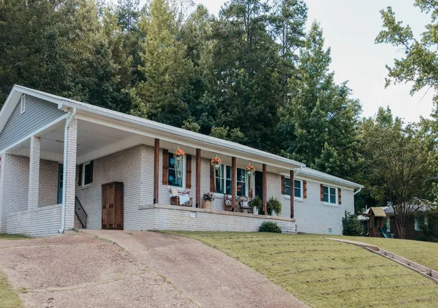 Photo 3 of Single family home for sale at 618 S High St, Waynesboro, TN 38485 | MLS# 3592576 | Listing updated on 2026-09-15