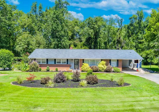 Photo 1 of Single family home for sale at 220 Holly Dr, Spartanburg, SC 29301 | MLS# SPN339589 | Listing updated on 2026-10-11