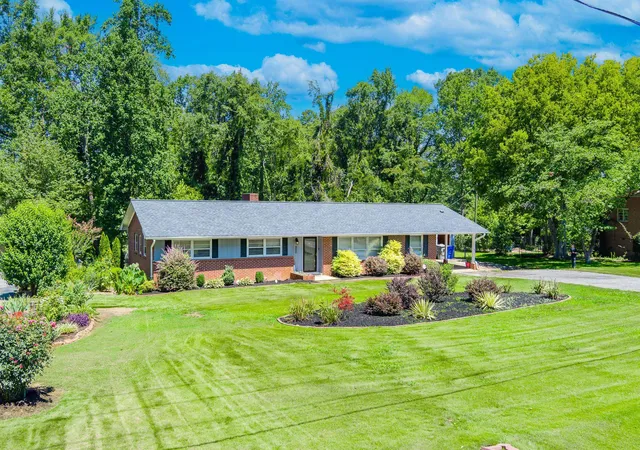 Photo 2 of Single family home for sale at 220 Holly Dr, Spartanburg, SC 29301 | MLS# SPN339589 | Listing updated on 2026-10-11