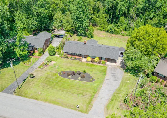 Photo 3 of Single family home for sale at 220 Holly Dr, Spartanburg, SC 29301 | MLS# SPN339589 | Listing updated on 2026-10-11