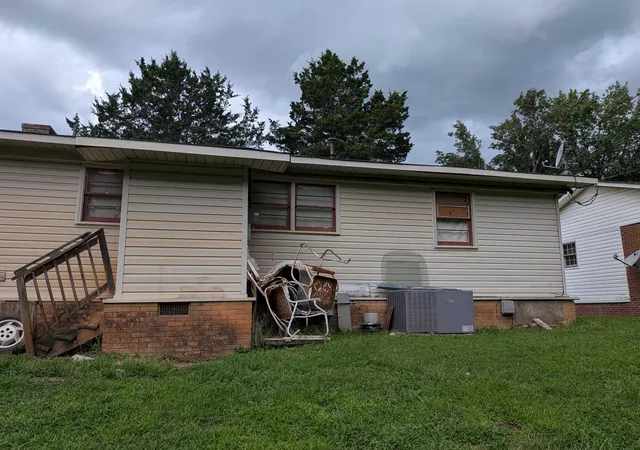 Photo 2 of Single family home for sale at 121 Lincoln Dr, Spartanburg, SC 29306 | MLS# SPN341687 | Listing updated on 2026-09-13