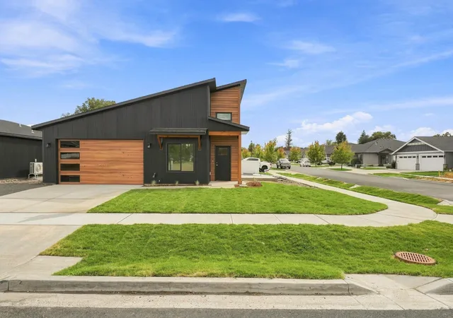 Photo 2 of Single family home for sale at 17422 E Maxwell Ave, Spokane Valley, WA 99016 | MLS# 202623774 | Listing updated on 2026-10-02
