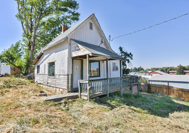 Single family home for sale at 102 W Pearl St, Oakesdale, WA 99158 | MLS# 202623818