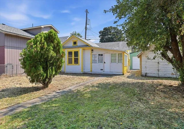 Photo 3 of Sale Pending at 1127 Gordon Ave, Spokane, WA 99205 | MLS# 202623819 | Listing updated on 2026-09-11