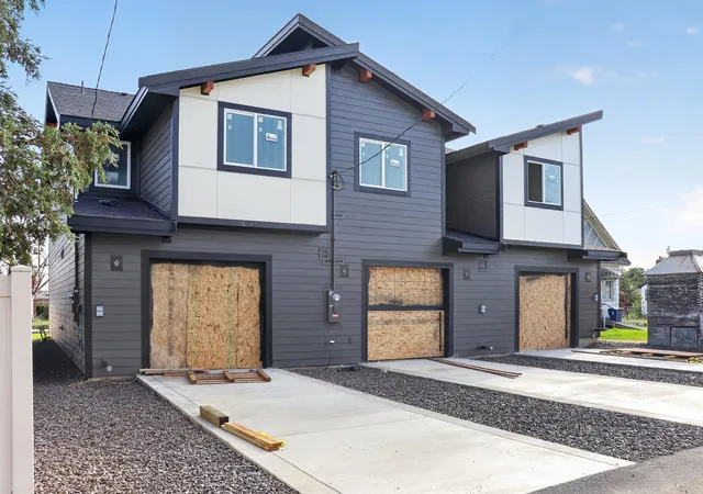 Photo 3 of Townhouse for sale at 215 E Everett Ave, Spokane, WA | MLS# 202624190 | Listing updated on 2026-10-10