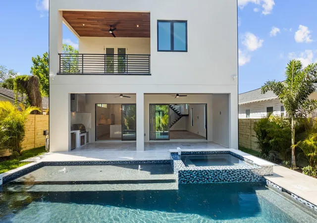 Photo 1 of Single family home for sale at 2608 N Ridgewood Ave, Tampa, FL 33602 | MLS# U8190878 | Listing updated on 2026-09-11