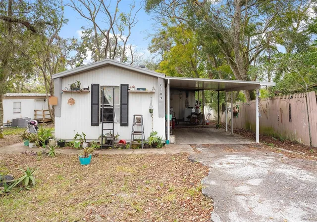 Photo 3 of Manufactured home for sale at 2109 Hialeah Ave, Leesburg, FL 34748 | MLS# G5092071 | Listing updated on 2026-10-09