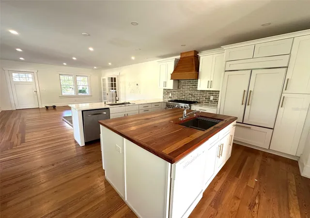 Photo 3 of Sale Pending at 138 W Stetson Ave, Deland, FL 32720 | MLS# O6293911 | Listing updated on 2026-09-15