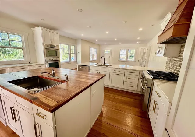 Photo 4 of Sale Pending at 138 W Stetson Ave, Deland, FL 32720 | MLS# O6293911 | Listing updated on 2026-09-15