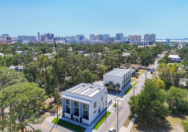 Photo 1 of Townhouse for sale at 941 N Osprey Ave, Sarasota, FL 34236 | MLS# A4647524 | Listing updated on 2026-09-14