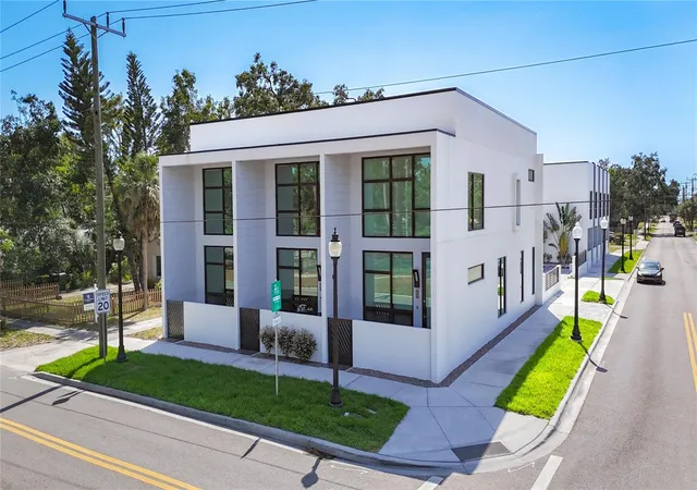 Photo 2 of Townhouse for sale at 941 N Osprey Ave, Sarasota, FL 34236 | MLS# A4647524 | Listing updated on 2026-09-14