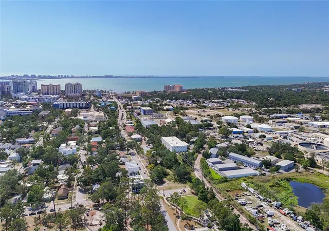 Photo 3 of Townhouse for sale at 941 N Osprey Ave, Sarasota, FL 34236 | MLS# A4647524 | Listing updated on 2026-09-14