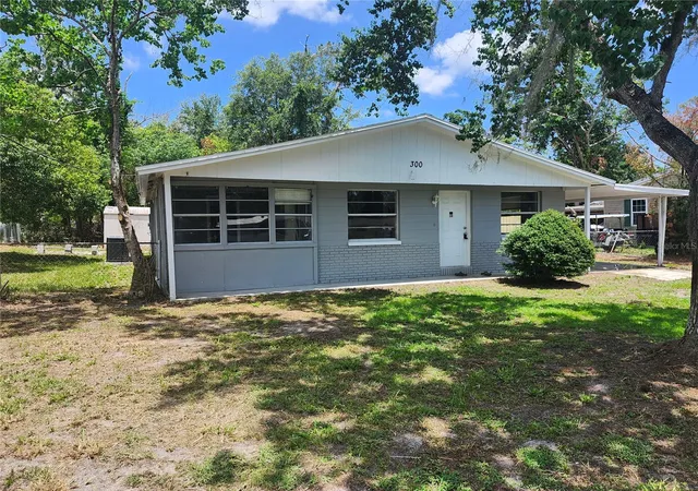 Photo 1 of Single family home for sale at 300 Midwood Dr, Plant City, FL 33566 | MLS# W7876196 | Listing updated on 2026-09-15