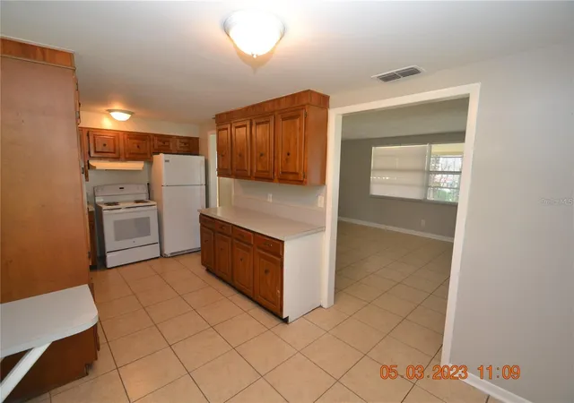 Photo 2 of Single family home for sale at 300 Midwood Dr, Plant City, FL 33566 | MLS# W7876196 | Listing updated on 2026-09-15