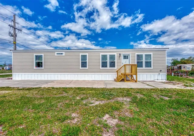 Photo 2 of Manufactured home for sale at 1391 Flamingo Dr, Englewood, FL 34224 | MLS# D6143112 | Listing updated on 2026-09-11