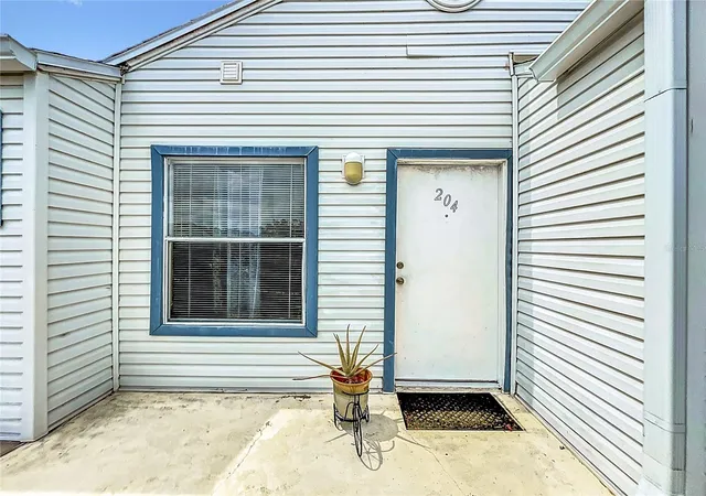 Listing Photo 1 - Condo for sale in building located at 2520 Woodgate Blvd, Orlando, FL 32822 - Unit #204