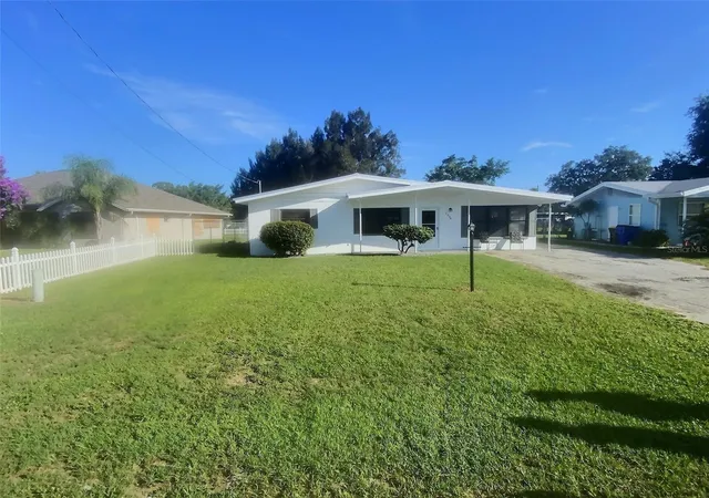 Photo 3 of Single family home for sale at 1334 Sunset Dr, Sebring, FL 33870 | MLS# TB8427687 | Listing updated on 2026-10-07