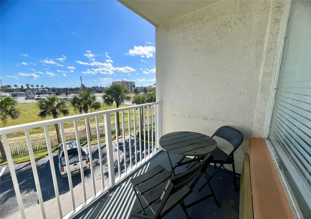 Listing Photo 5 - Condo for sale in building located at 935 S Atlantic Ave, Daytona Beach, FL 32118 - Unit #303