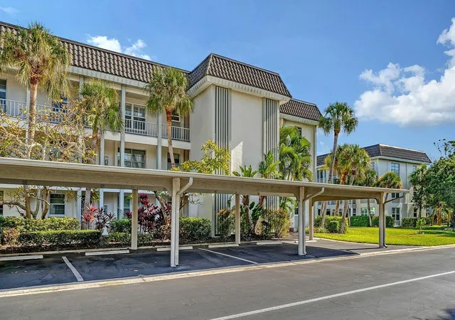 Photo 4 of Condo for sale at 4350 Chatham Dr #Unit E-208, Longboat Key, FL 34228 | MLS# A4672221 | Listing updated on 2026-09-13