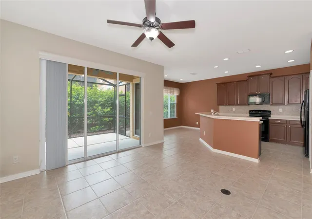 Photo 4 of Townhouse for sale at 5519 Napa Dr, Sarasota, FL 34243 | MLS# A4678466 | Listing updated on 2026-09-14