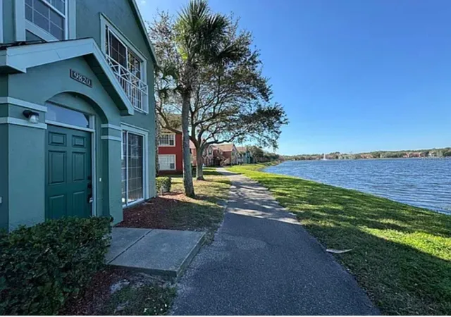 Listing Photo 2 - Condo for sale in building located at 9820 Lake Chase Island Wy, TAMPA, FL 33626 - Unit #9820