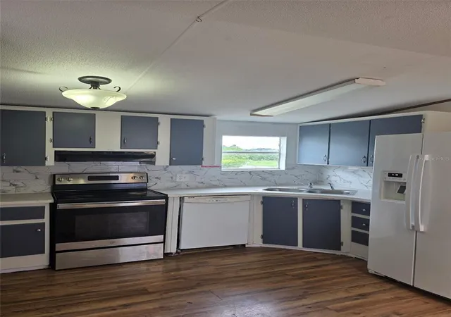 Photo 3 of Manufactured home for sale at 2544 El Dorado Ave, Avon Park, FL 33825 | MLS# O6379968 | Listing updated on 2026-10-04