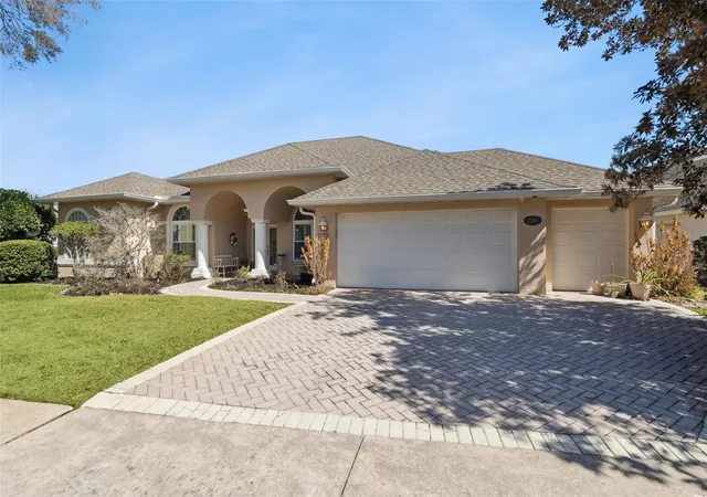 Photo 3 of Single family home for sale at 1500 Edgewater Dr, Mount Dora, FL 32757 | MLS# O6383176 | Listing updated on 2026-10-05