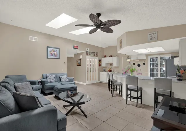 Photo 4 of Single family home for sale at 729 Sandy Crk Dr, Brandon, FL 33511 | MLS# TB8478796 | Listing updated on 2026-09-10