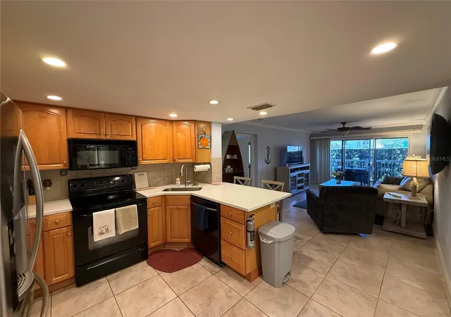 Listing Photo 4 - Condo for sale in building located at 950 Broadway, Dunedin, FL 34698 - Unit #107