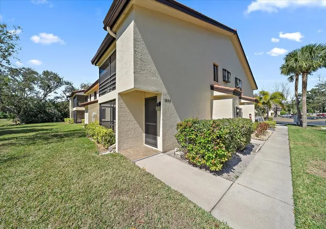 Listing Photo 1 - Condo for sale in building located at 5654 Gdns Dr, SARASOTA, FL 34243