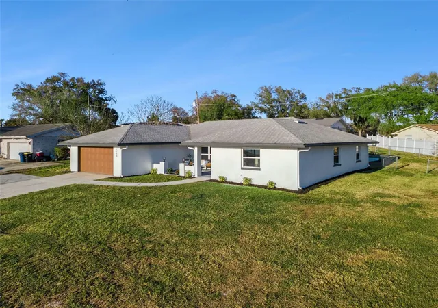 Photo 4 of Single family home for sale at 1106 Lake Ariana Blvd, Auburndale, FL 33823 | MLS# O6385589 | Listing updated on 2026-10-08
