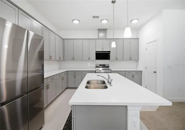 Photo 4 of Single family home for sale at 827 Dennis Ave, Orlando, FL 32807 | MLS# O6387102 | Listing updated on 2026-09-17