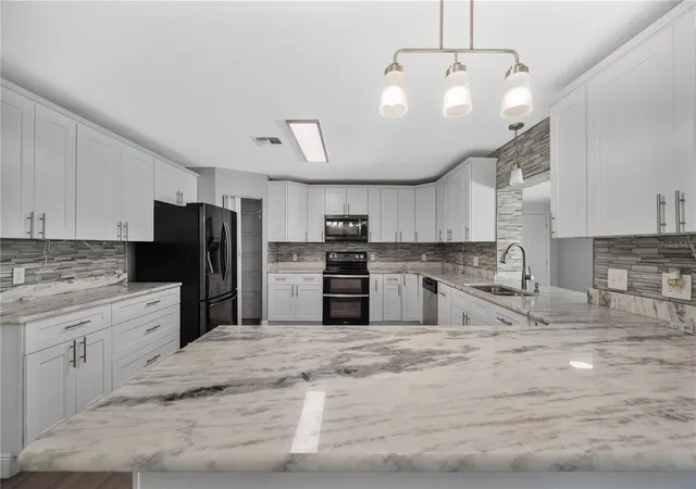 Photo 2 of Single family home for sale at 510 Windermere Dr, Lakeland, FL 33809 | MLS# W7884224 | Listing updated on 2026-09-25