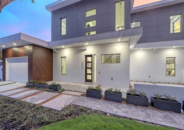 Photo 1 of Single family home for sale at 2010 Hyde Park Cir, Sarasota, FL 34239 | MLS# A4687471 | Listing updated on 2026-09-22
