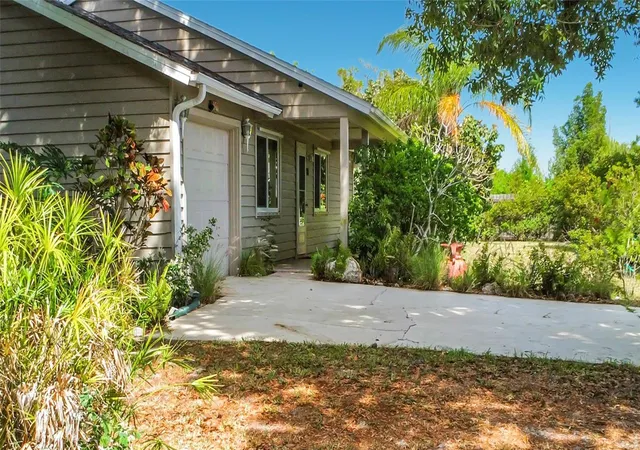 Photo 3 of Single family home for sale at 601 E Seminole Dr, Venice, FL 34293 | MLS# S5147610 | Listing updated on 2026-09-15