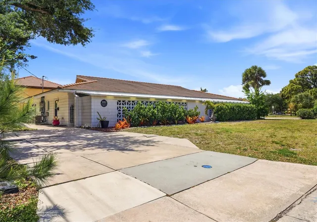 Photo 1 of Single family home for sale at 405 Menendez St, Venice, FL 34285 | MLS# A4689702 | Listing updated on 2026-10-22