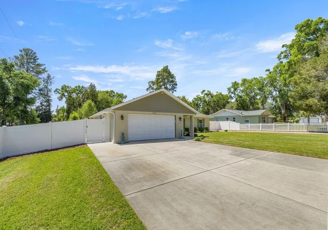 Photo 2 of Sale Pending at 20430 Sw 80th Place Rd, Dunnellon, FL 34431 | MLS# OM722820 | Listing updated on 2026-09-11