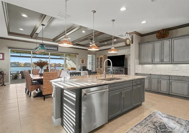 Photo 4 of Single family home for sale at 1018 Overlook Ct, Bradenton, FL 34208 | MLS# A4690257 | Listing updated on 2026-09-23