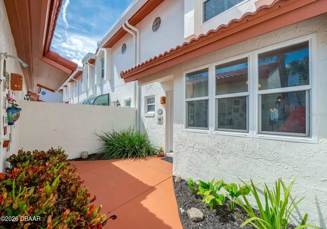 Photo 3 of Townhouse for sale at 226 Florida Shrs Blvd, Daytona Beach, FL 32118 | MLS# FC317838 | Listing updated on 2026-09-24