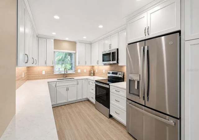 Listing Photo 4 - Condo for sale in building located at 4857 Independence Dr, BRADENTON, FL 34210