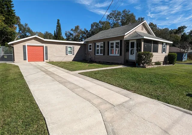 Photo 1 of Single family home for sale at 848 Valencia St E, Lakeland, FL 33805 | MLS# L4961261 | Listing updated on 2026-09-09