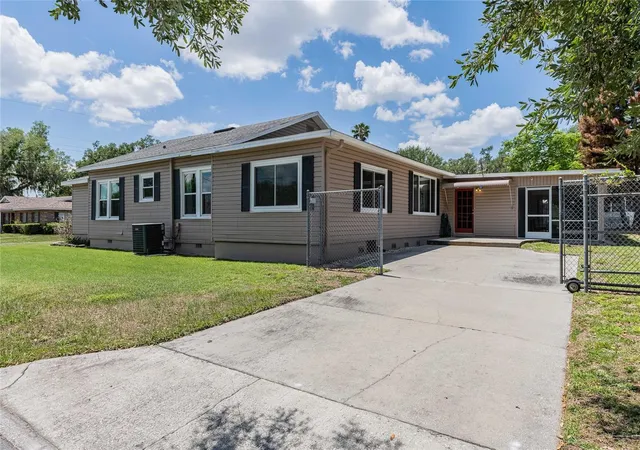 Photo 2 of Single family home for sale at 848 Valencia St E, Lakeland, FL 33805 | MLS# L4961261 | Listing updated on 2026-09-09