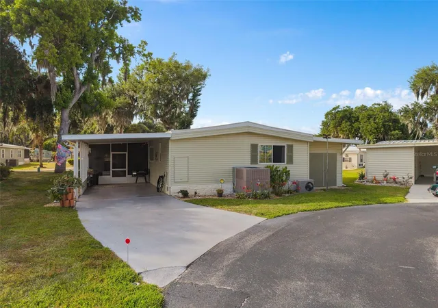 Photo 2 of Manufactured home for sale at 4 Gallinule Ct, Fruitland Park, FL 34731 | MLS# O6401630 | Listing updated on 2026-09-14