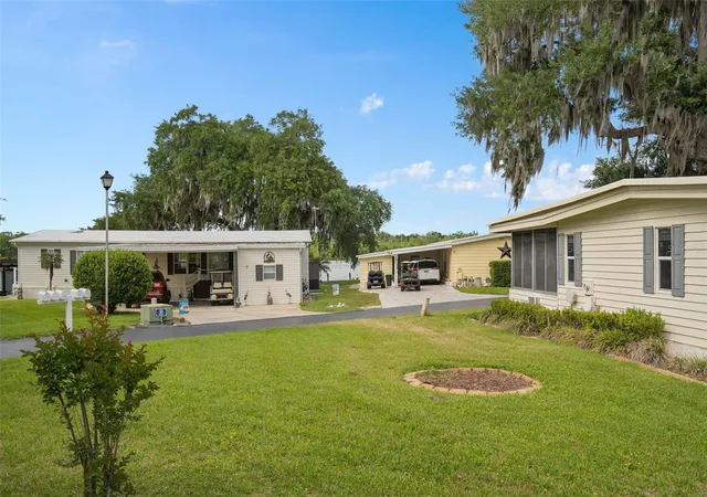 Photo 4 of Manufactured home for sale at 4 Gallinule Ct, Fruitland Park, FL 34731 | MLS# O6401630 | Listing updated on 2026-09-14