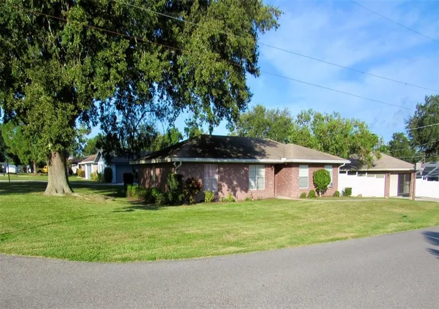 Single family home for sale at 202 Saint Lucie Rd, WINTER HAVEN, FL 33884 | MLS# L4961340