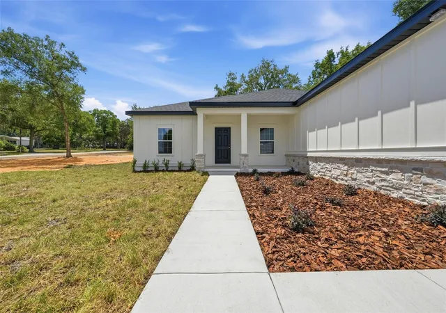 Photo 3 of Sale Pending at 13404 New York Ave, Astatula, FL 34705 | MLS# G5111496 | Listing updated on 2026-10-02