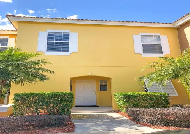 Photo 2 of Townhouse for sale at 910 Park Ter Cir, Kissimmee, FL 34746 | MLS# O6403973 | Listing updated on 2026-10-04