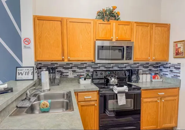 Photo 4 of Townhouse for sale at 910 Park Ter Cir, Kissimmee, FL 34746 | MLS# O6403973 | Listing updated on 2026-10-04